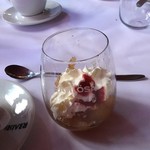 Restaurant Vita - 日本人に合うように注文したのか？甘すぎずアップルパイの中身にホイップクリームが美味