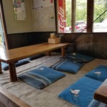 ドライブイン やまびこ - 小上がり席の様子
