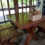 ドライブイン やまびこ - テーブル席の様子