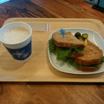 リカーワールド華 - 「十五穀パンのプロシュート＆ブリーチーズサンド」＆「豆乳ラテ（ホット）」