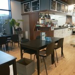 リカーワールド華 - カフェ店内