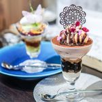 デザートカフェ ハチドリ - ショコラとバナナのパフェ　3種のアイス、青リンゴ・紅茶・ハーブのパフェ
