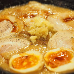 らあめん花月嵐 - 嵐げんこつチャーシュー麺+半熟味玉 880円