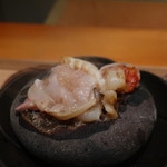 日本料理 幸庵 - 車海老、アオリイカ、蛤の石焼き調理中