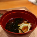 日本料理 幸庵 - つゆもずくと春キャベツの赤出汁