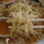 麺ハウス - ラーメン200円　麺アップ