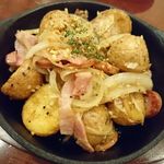 銀座ライオン - ポテトとソーセージのガーリック炒め 税込864円