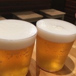 スタンドシャン食 -Tokyo 新橋虎ノ門- Champagne & GYOZA BAR - シャンパンでなく、ビールで乾杯
すみません、喉が渇きすぎでして。