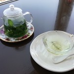 ウエストコースト - ティソーサーにもスプーンにもハーブの絵が描かれている