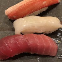 鮨ぎん くさびや別邸 - おまかせにぎりのカニ身、ヤリイカ、中トロ