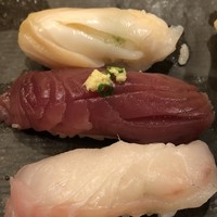 鮨ぎん くさびや別邸 - おまかせにぎりのつぶ貝、カツオ、クロダイ