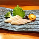 小魚料理 とみ助 - アイナメのお造りです。このお魚はいたみがとても早いので、よほど鮮度が良くないとお刺身で頂くことは出来ません。ねっとりした食感が最高です‼︎(o^^o)