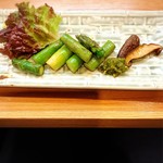 小魚料理 とみ助 - 今が旬のアスパラは美味でした(o^^o)