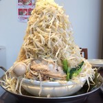 豚さんち - 「贅沢豚ダブル大」〔茹で前麺量 200g〕「野菜 鬼まし」真横から。写真では恐らく伝え切れていないであろう、その盛り高。何ともう、驚愕至極！ 盛り高はもう信じられない高さ、35.5cmもの高さを誇っているのであった。