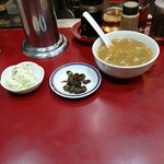 麺と小皿 精華 - ポテサラとネギいっぱいの中華スープ、黒いもの。