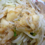 ラーメン二郎 - もやしと一緒に食べる