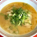 金龍ラーメン  - 「ラーメン」(600円)。券売機の見本写真とは、かなり異なるビジュアル。誰も文句を言わないのが、観光地たる所以だ。