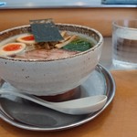 麺屋 才蔵 - どんぶりの直径が小さいのです。しかし深いので騙されます。