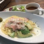 SEIA cafe＆bar  - 生ハムとアボカドの柚子こしょうクリームパスタ。
      美味し。