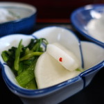 魚料理 ホノルル食堂 - かぶとかぶの葉の漬物