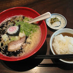 博多 五行 - 単品メニューで一番安い、醤油とんこつ麺680円。ランチタイムには無料で、白ご飯orサラダが付きます。