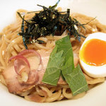 博多 五行 - どこが旬っぽいかといえば、トッピングのシソとミョウガのスライスかな。麺は全粒粉でしょうか。