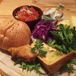 加古川ワインバル - 桜バン、紫キャベツ、さつま芋のサラダ、キッシュ、スピラーレのトマトソース、菜の花、チキン、シホンケーキ等