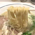 らーめん鱗 - 中太平打ち縮れ麺