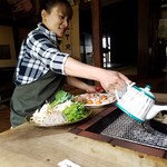 亀甲苑 - 気さくな店員さんが「ひきずり」を作ってくれます