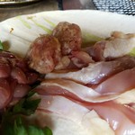 亀甲苑 - 高原コーチンのいろいろな部位が並べられて登場