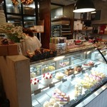 メゾンボングゥ - 夕方でしたので少な目のケーキ