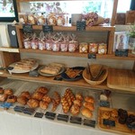 メゾンボングゥ - 少数ながらパンも。美味しいのです。