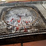 亀甲苑 - 炭火がセットされてワクワク