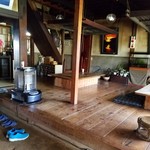 亀甲苑 - 木の温かみを感じる店内の様子