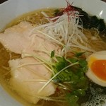 黄昏タンデム - 潮騒の鶏塩そば、半熟味付たまご半分入り(大盛り)900円