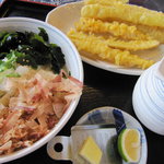 手打ちうどん　古奈門 - ぶっかけ（冷）・ごぼう天（別皿）