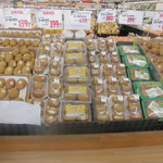 ヤオヨシ - TOPの平台は流行りのキウイ