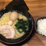 壱角家 - 家系ラーメン（醤油）+味玉、ライス（開店から18時まで無料）