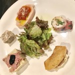 ワインカフェ ルーチェ - グラスワイン＋前菜¥1080の前菜5種…レバーパテ、豚ゼリー寄せ、鶏肉ハム、タコマリネ、リンゴと豚のリエット