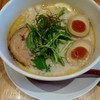 下品なぐらいダシのうまいラーメン屋