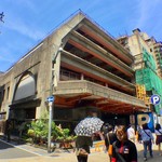 Nihonshu Unagidani - 【おまけ写真】店に行く途中でこんな建物が。なんとなくガミラス艦隊の宇宙空母みたいだと思った。