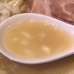 らーめん芝浜 - 帆立の旨みが先行して来ますが 阿波尾鶏を使った鶏白湯のコクがガッチリ受け止めます。