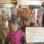 カイラスレストラン - いちじくと黒糖のクッキーとお人形さん