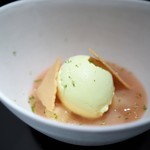 エクアトゥール - 桃のジュレとソース　レモングラスとカモミールのアイス