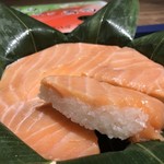Sushiichi Tei - 厚身のますの寿司「特上」断面