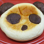 PAN STUDIO - パンダのお顔形クリームパンだよ。1つ100円なんだけど、中のクリームが美味しくて結構な頻度で買ってます。手作りのせいか日によってお顔が全然違うのも楽しいよ～