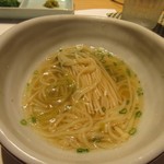 Akasaka Gohandokoro Meshiikoka - クジラ肉や野菜を食べた後には素麺を入れて鍋を〆させていただきました。
                      