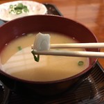お食事の店萬福 - 味噌汁の具材は 小さな豆腐