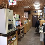 お食事の店萬福 - 店内入ると こんな感じ