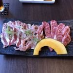 焼肉 日建 - カルビ
            セセリ
            豚バラ
            のセット1600円だったかな